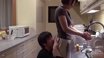 เมียล้างจานอยู่ ทนไม่ไหวขอเย็ดซะทีเถอะ
